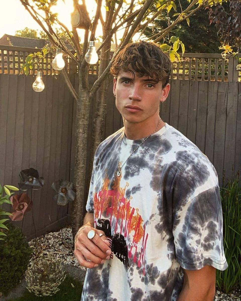 Cam Holmes (instagram.com/camholmess)