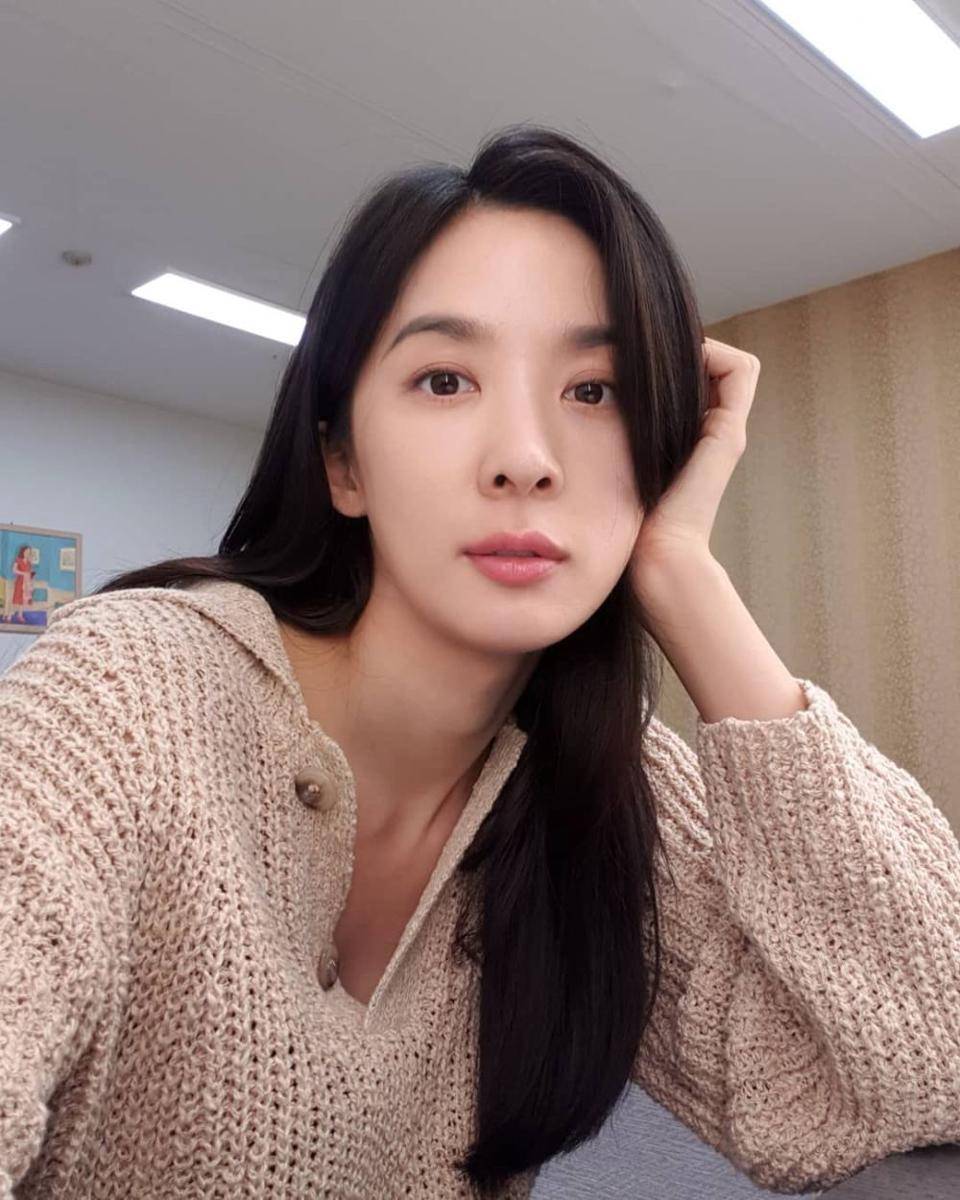 Lee Chung Ah (instagram.com/leechungah)