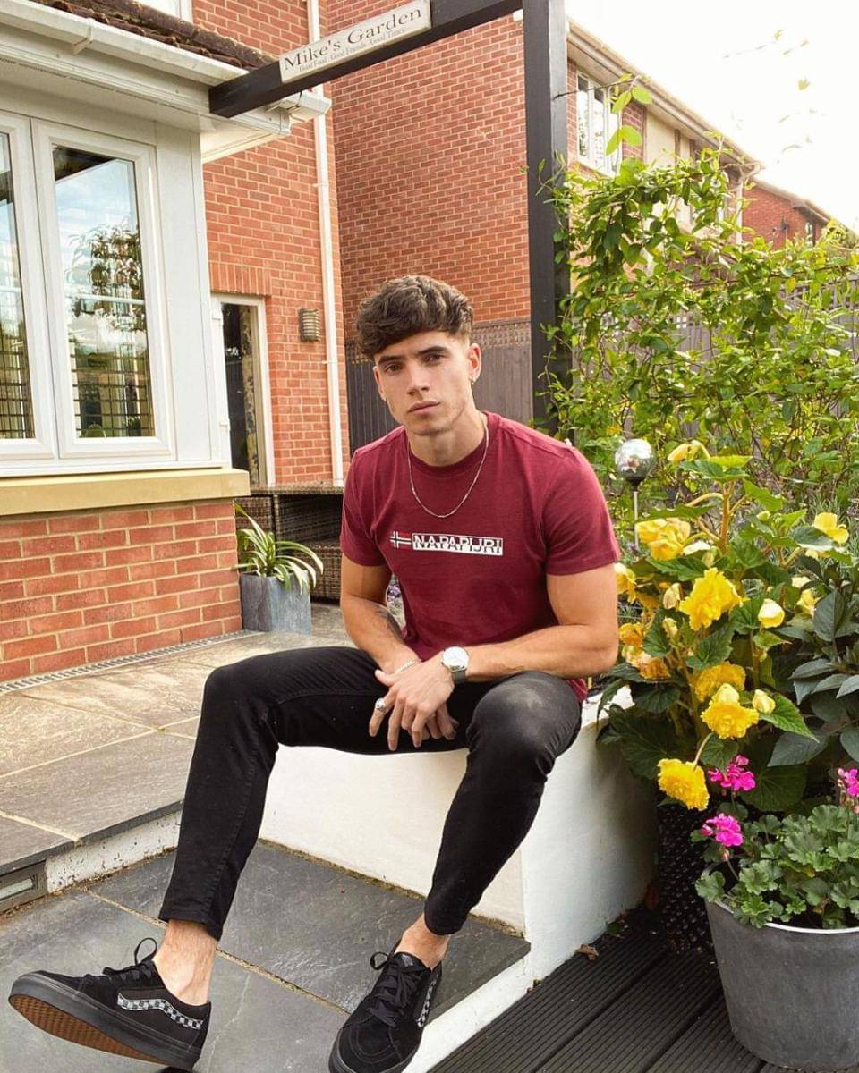 Cam Holmes (instagram.com/camholmess)