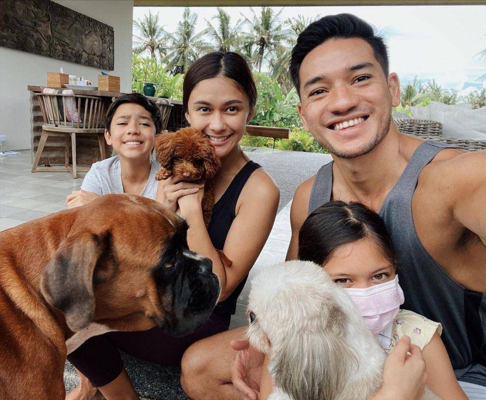 keluarga Nana Mirdad bersama anjing peliharaan (instagram.com/andrew.white._)