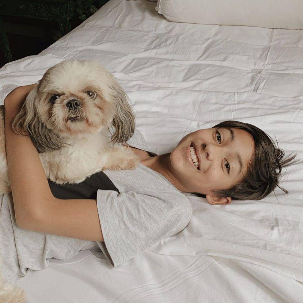 keluarga Nana Mirdad bersama anjing peliharaan (instagram.com/andrew.white._)