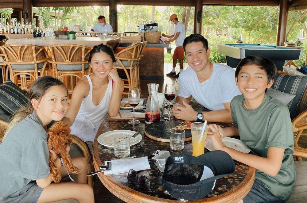 keluarga Nana Mirdad bersama anjing peliharaan (instagram.com/andrew.white._)