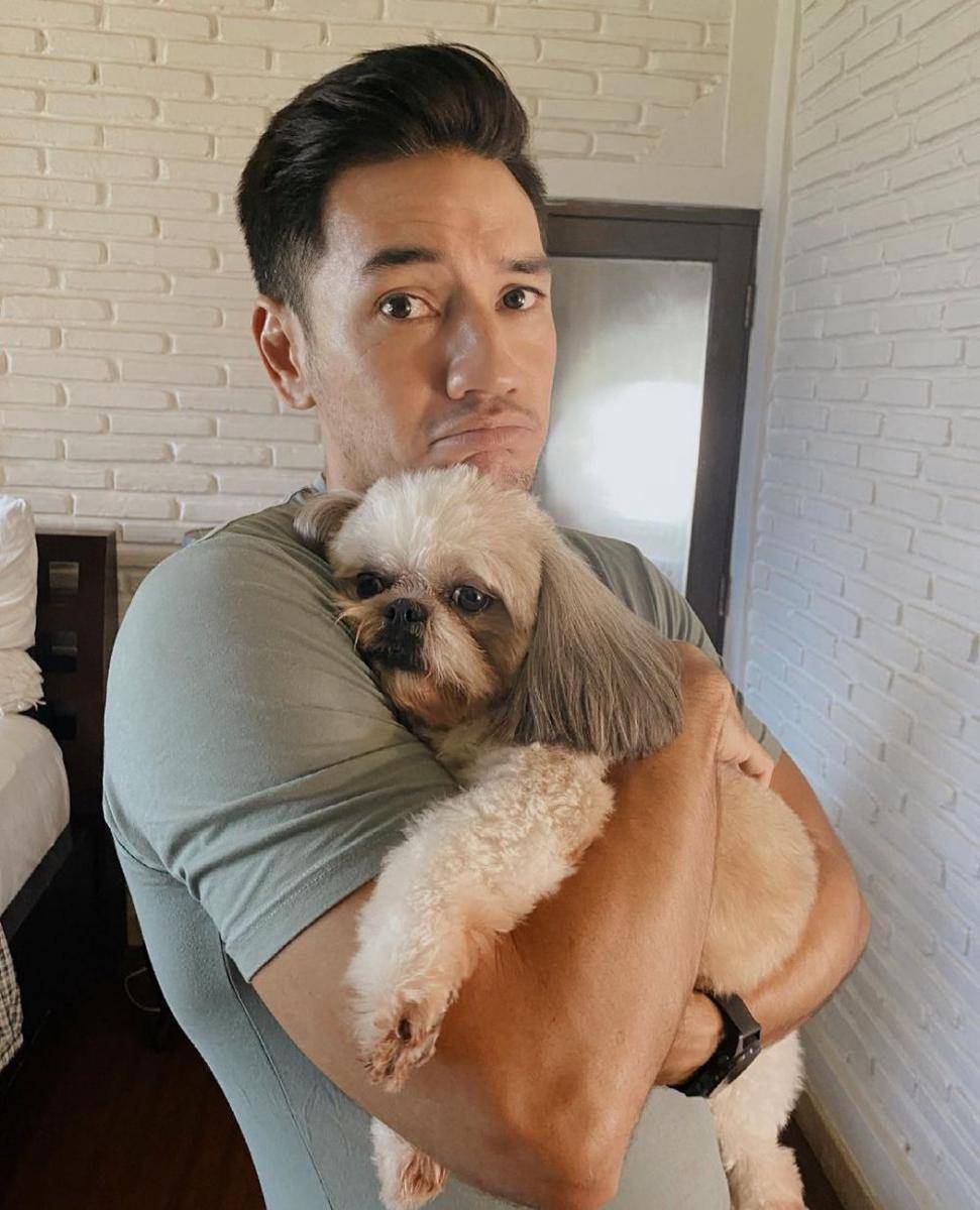 keluarga Nana Mirdad bersama anjing peliharaan (instagram.com/andrew.white._)