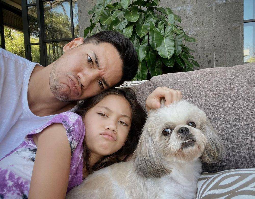 keluarga Nana Mirdad bersama anjing peliharaan (instagram.com/andrew.white._)
