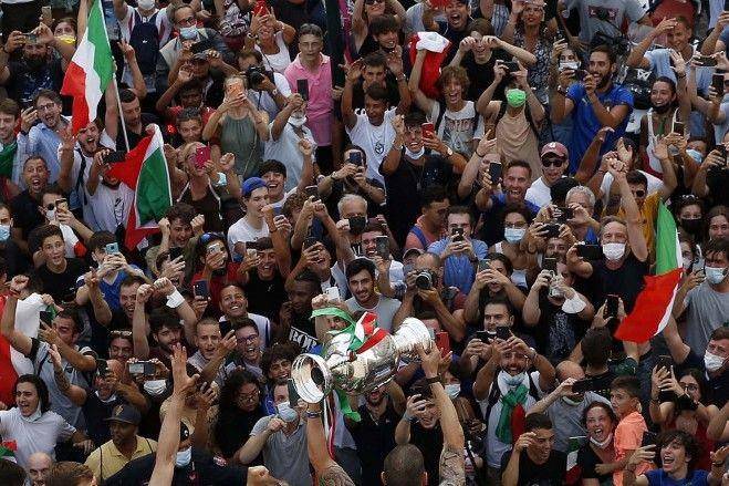 Ribuan warga menyambut pemain Italia saat melakukan pawai merayakan juara Piala Eropa 2020 di kota Roma, Senin (12/7/2021). ANTARA FOTO/REUTERS/Remo Casilli
