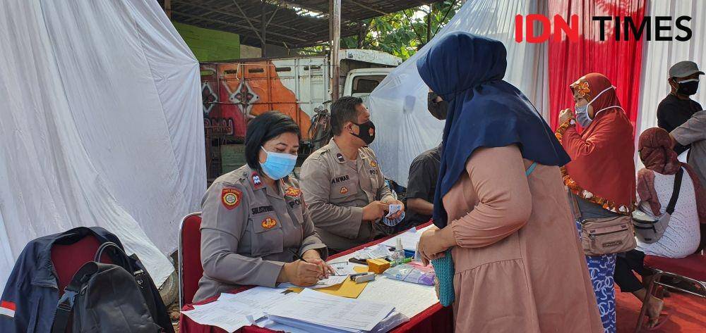 Salah satu peserta mengikuti vaksinasi Presisi Polsek Sawangan di kawasan kumuh. (IDNTimes/Dicky)