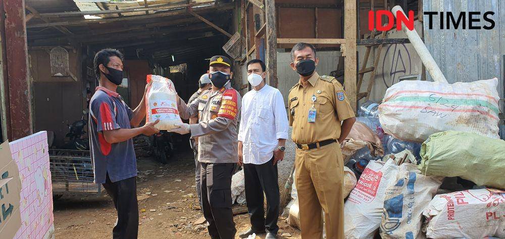 Kapolsek Sawangan, AKP Muhammad Mubarak menyerahkan paket sembako kepada pemulung di wilayah Kelurahan Curug, Kecamatan Bojongsari, Kota Depok. (IDNTimes/Dicky)