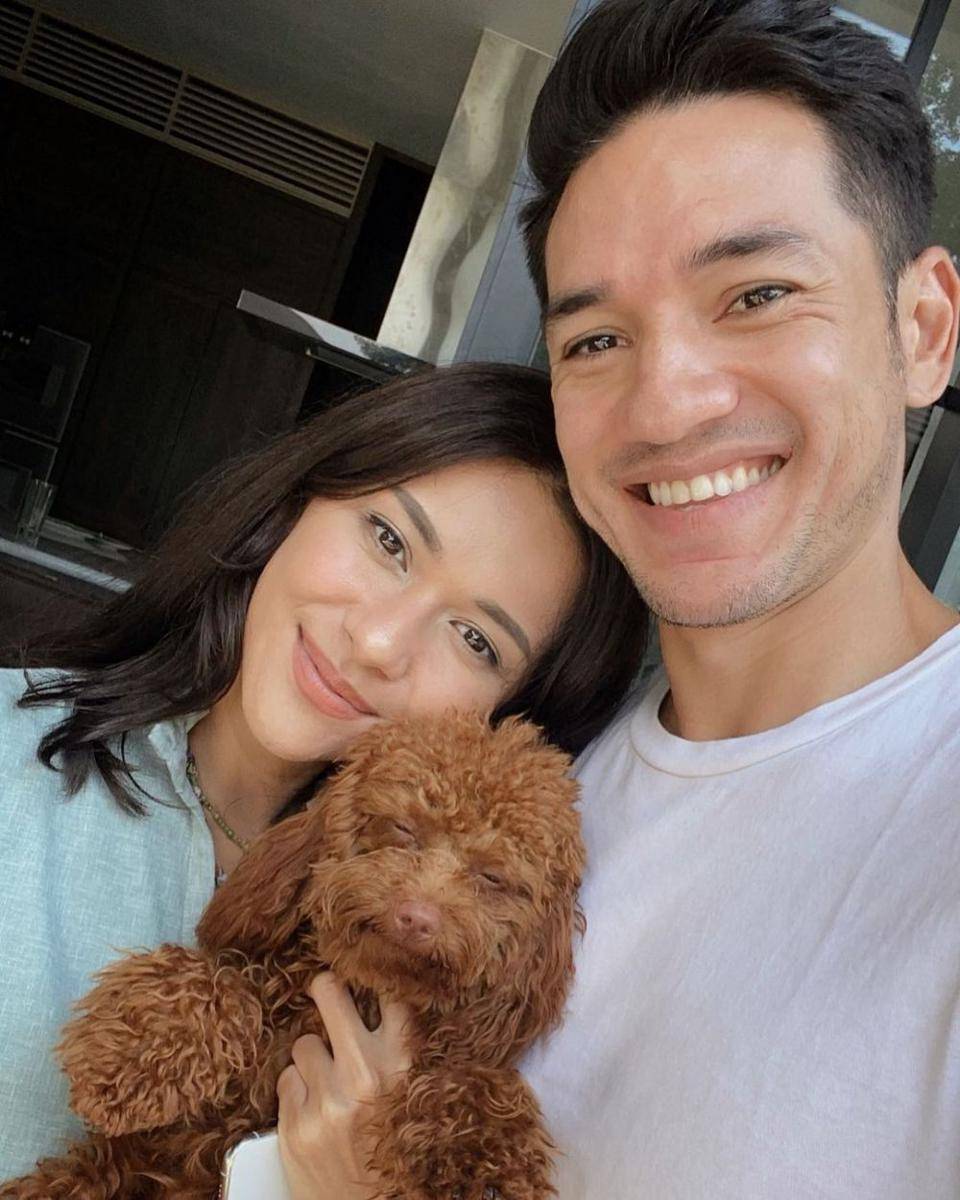 keluarga Nana Mirdad bersama anjing peliharaan (instagram.com/andrew.white._)