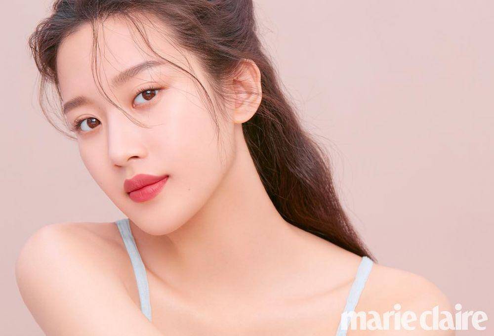 Moon Ga Young (instagram.com/m_kayoung)