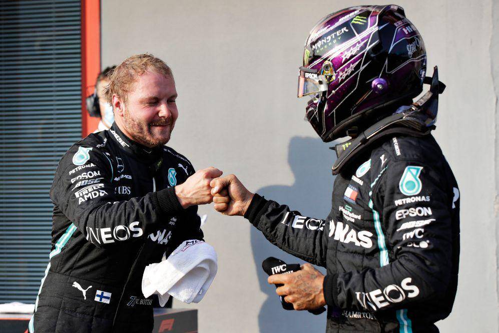 Bottas menyapa Hamilton seusai balapan (formula1.com)