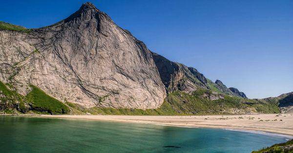 Pantai Bunes (worldbeachguide.com)