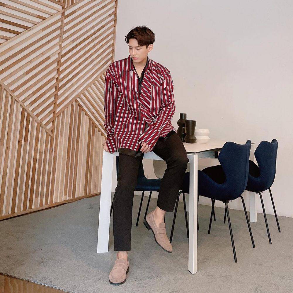 Do Ji Han dalam pemotretan sebuah produk furniture Korea (instagram.com/dojihan)
