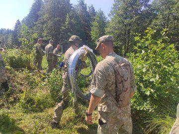 Tentara Lithuania pada 9 Juli 2021 mulai membangun pagar kawat berduri di perbatasan Lithuania-Belarus untuk mencegah migran ilegal masuk. (Twitter.com/Lithuanian MOD)