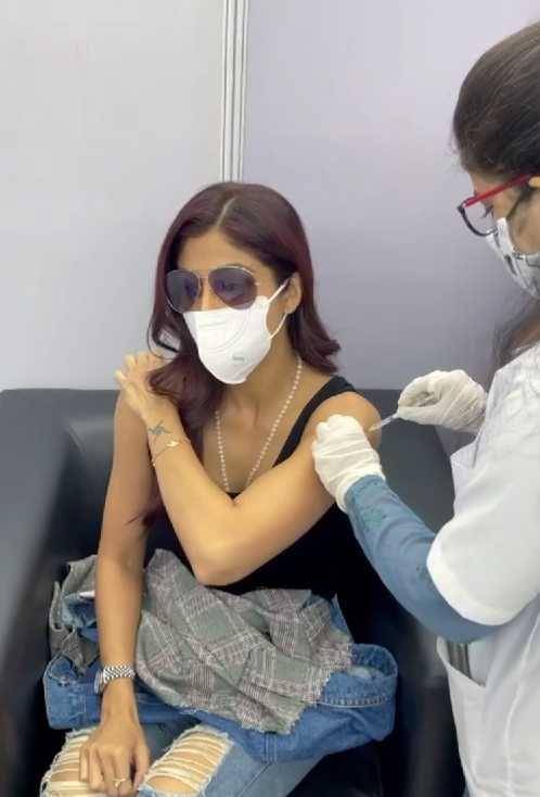Shilpa Shetty divaksinasi. (instagram.com/theshilpashetty)