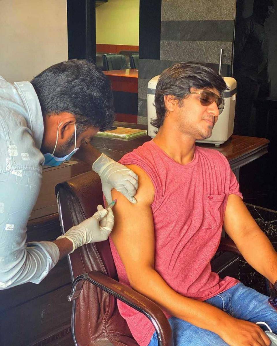 Nikhil Siddhartha divaksinasi. (instagram.com/actor_nikhil)