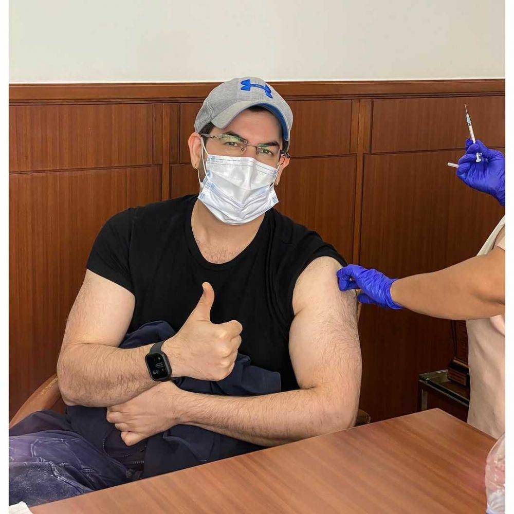 Neil Nitin divaksinasi. (instagram.com/neilnitinmukesh)