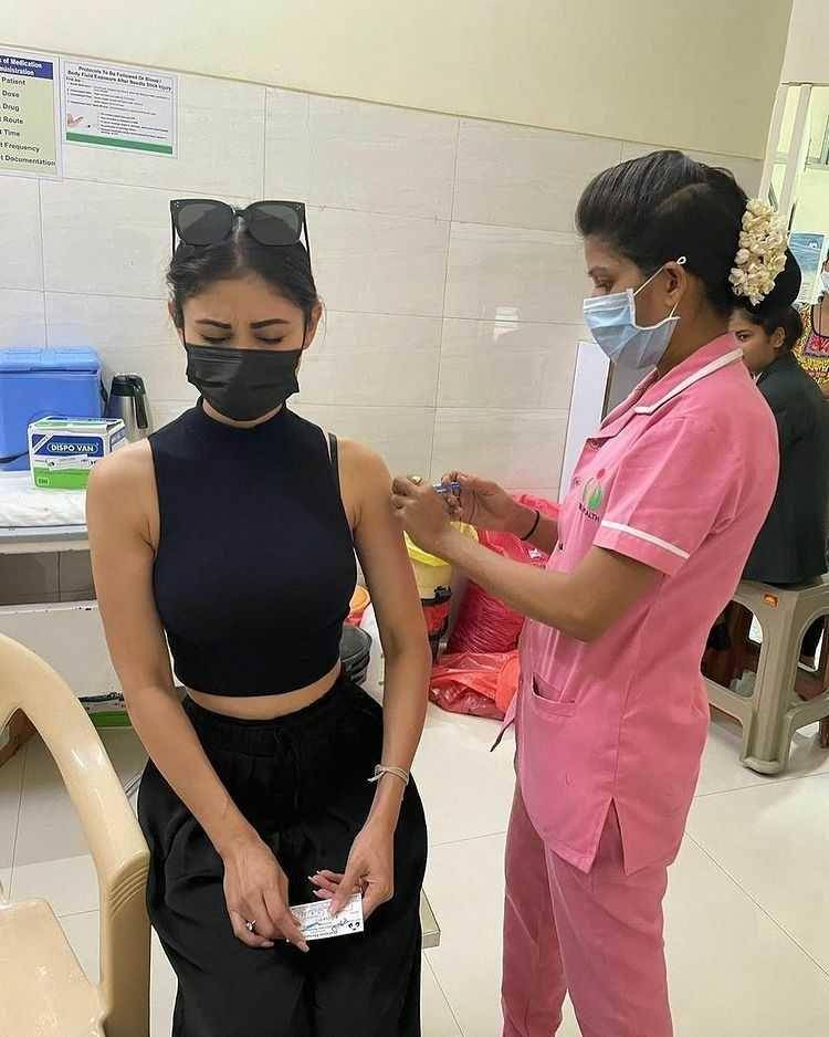Mouni Roy divaksinasi. (instagram.com/tellymasala)