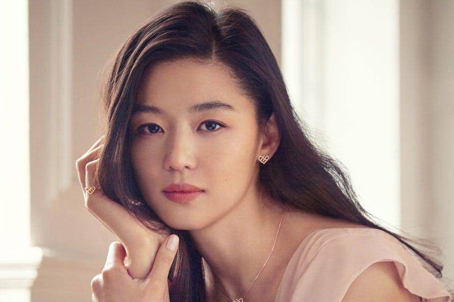 Jun Ji Hyun tampil cantik dalam sebuah pemotretan (soompi.com)