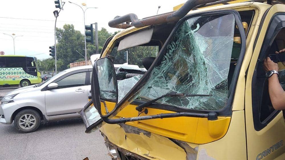 Kecelakaan tiga truk beruntun di Baypass Soekarno-Hatta, Sukarame, Bandar Lampung (IDN Times/Istimewa)