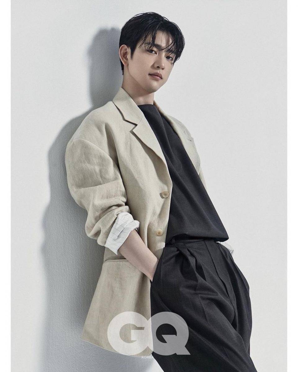 Jinyoung dalam pemotretan GQ Korea (instagram.com/jinyoung_0922jy)
