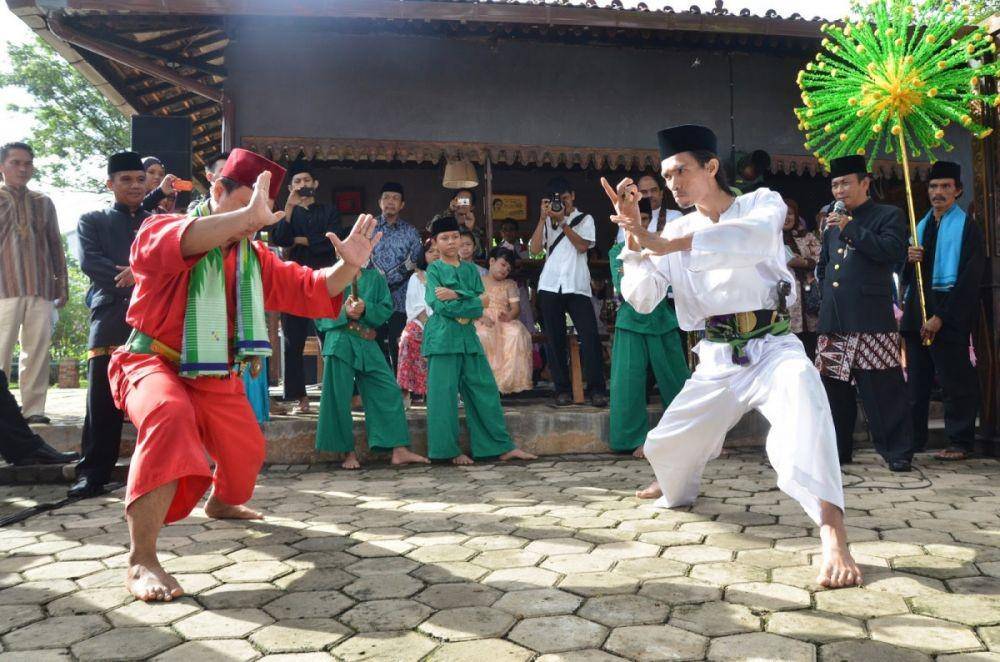 Tradisi palang pintu pada pernikahan adat Betawi. (kebudayaan.kemdikbud.go.id)