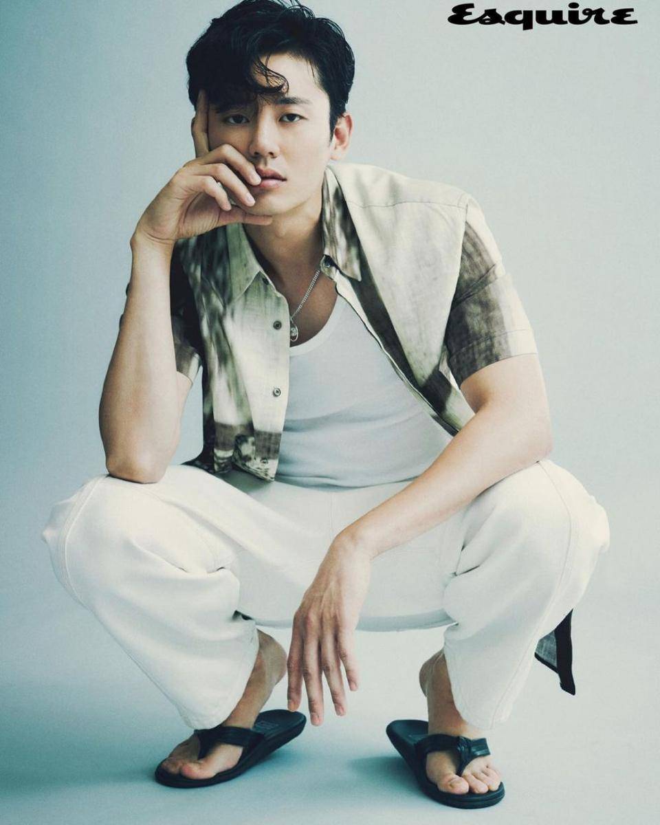 Lee Ji Hoon dalam pemotretan bersama Esquire Korea (instagram.com/88leejihoon)