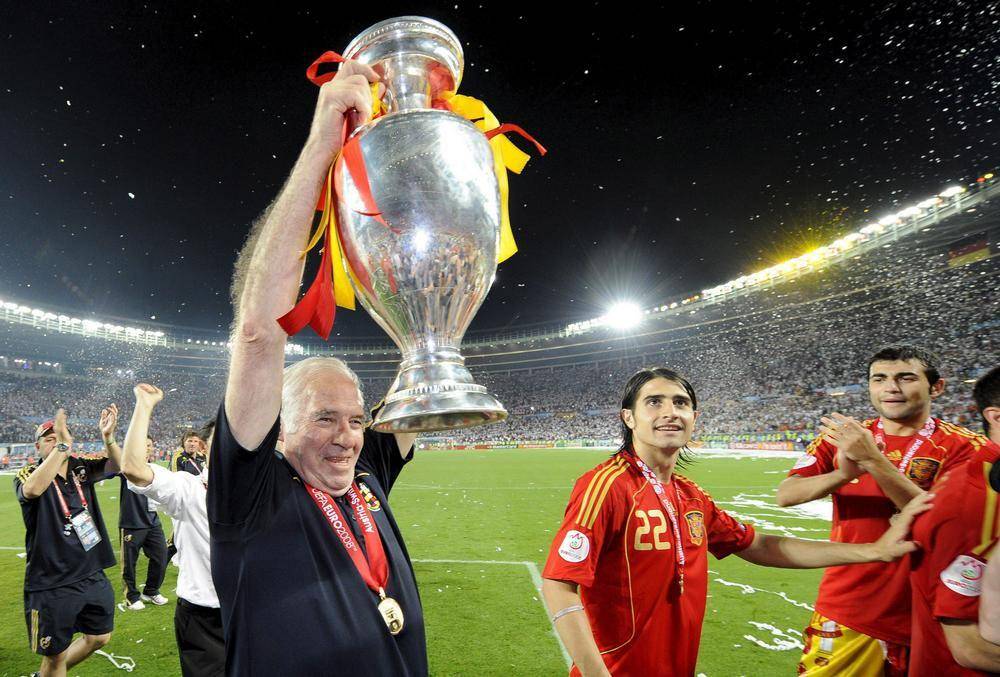 Luis Aragones mengangkat trofi Piala Eropa (colgadosporelfutbol.com)