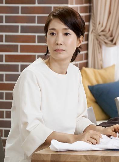 potret Na Young Hee dalam drama Legend of the Blue Sea (programs.sbs.co.kr)