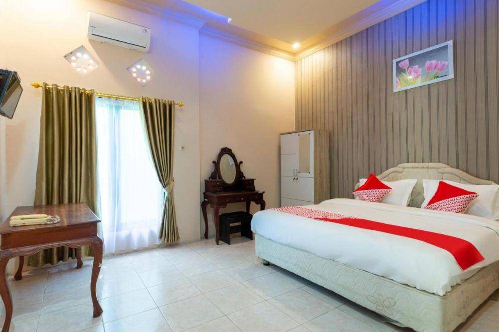 Booking, OYO 3452 Esemka Hotel And Resto, Hotel di Bojonegoro