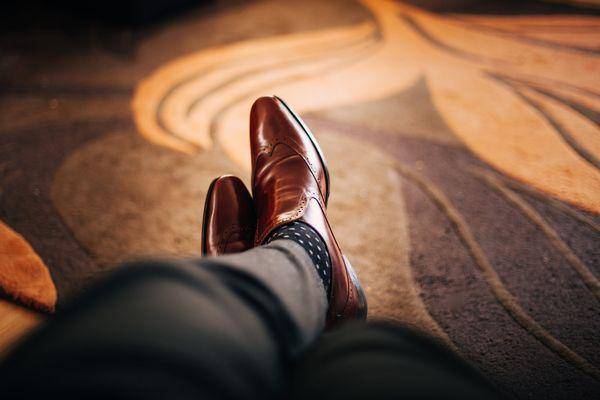 Ilustrasi sepatu pantofel (pexels/Clem Onojeghuo)