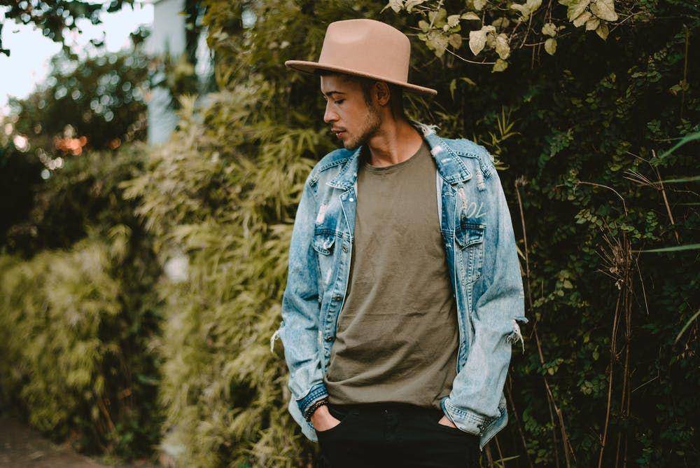 Ilustrasi pria yang memakai jaket denim (Pexels.com/George Sistonen)