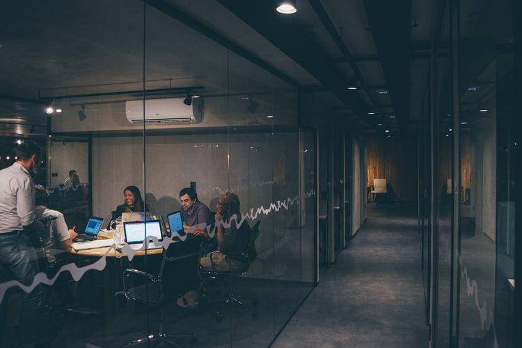 ilustrasi ruang kantor (unsplash.com/Mario Gogh)