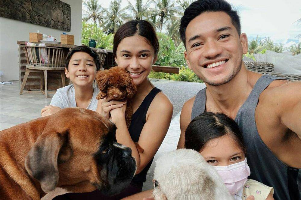 keluarga Nana Mirdad bersama anjing peliharaan (instagram.com/andrew.white._)