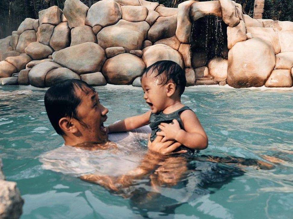 Hanung Bramantyo temani buah hati berenang. (instagram.com/hanungbramantyo)