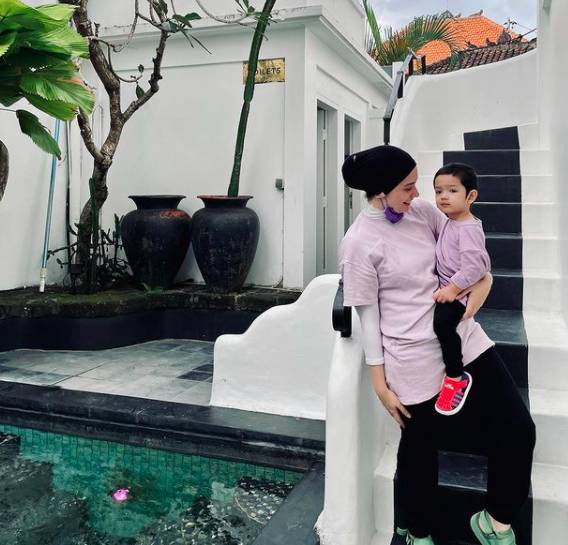 Liburan Putri Anne dan keluarga (instagram.com/putriannesaloka)