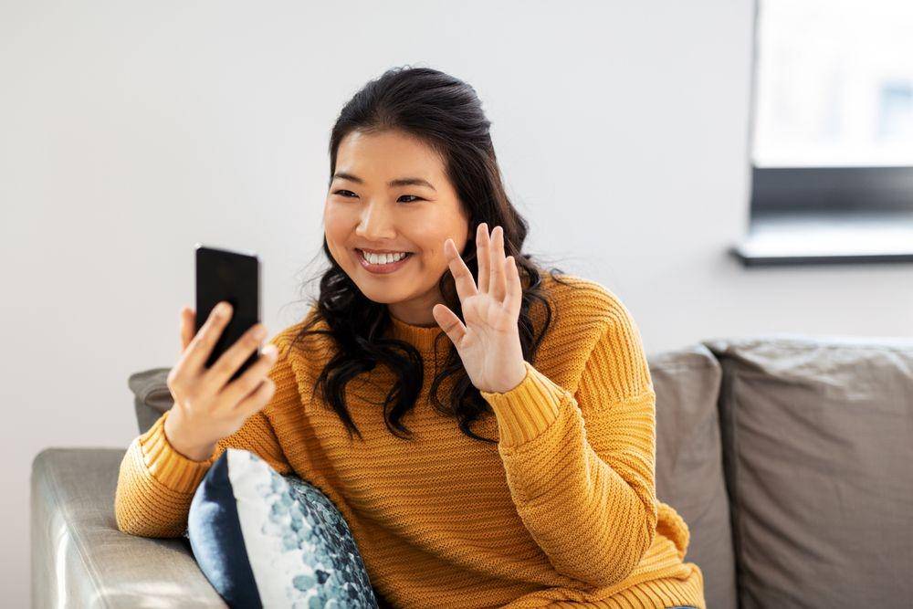 Seseorang sedang melakukan video call (Shutterstock/Syda Productions)