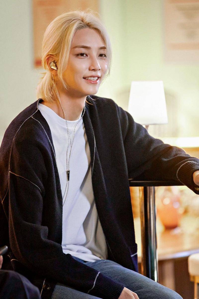 Jeonghan SEVENTEEN (weverse.io/seventeen)