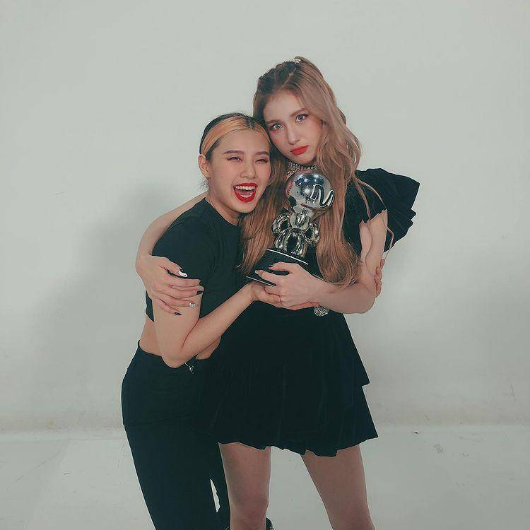Lee Jung Lee dan Somi (instagram.com/leejung_lee)
