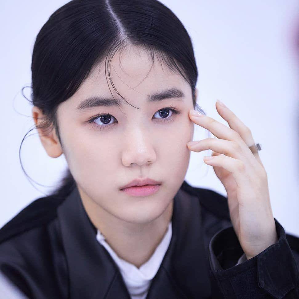 Lee Re (instagram.com/leere0312)