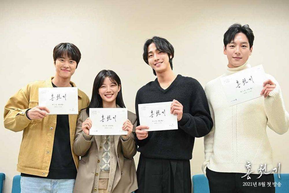 Pembacaan naskah drama Lovers of the Red Sky (instagram.com/sbsdrama.official)