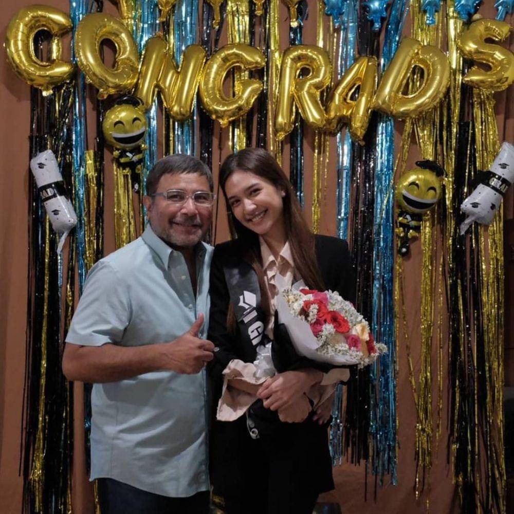 graduation Mikha Tambayong (instagram.com/lolitamalaihollo)