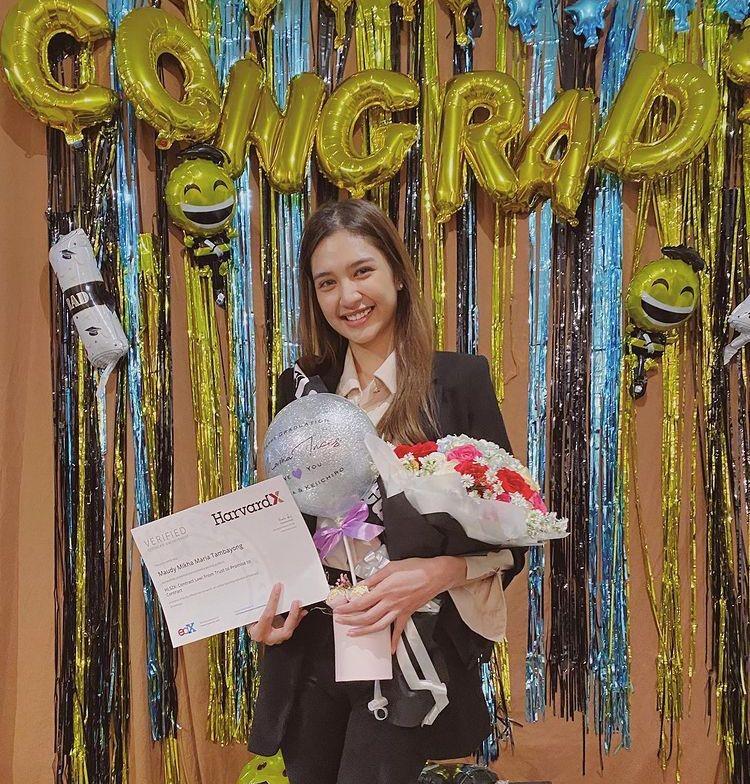 Didampingi Keluarga, 10 Momen Kelulusan S2 Mikha Tambayong