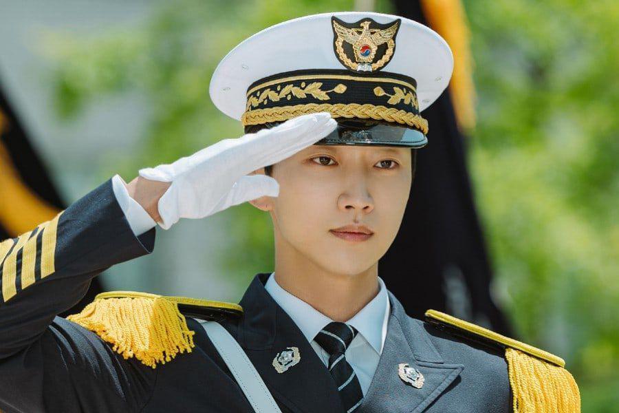 9 Potret Keren Jinyoung B1A4, Calon Polisi di Police University