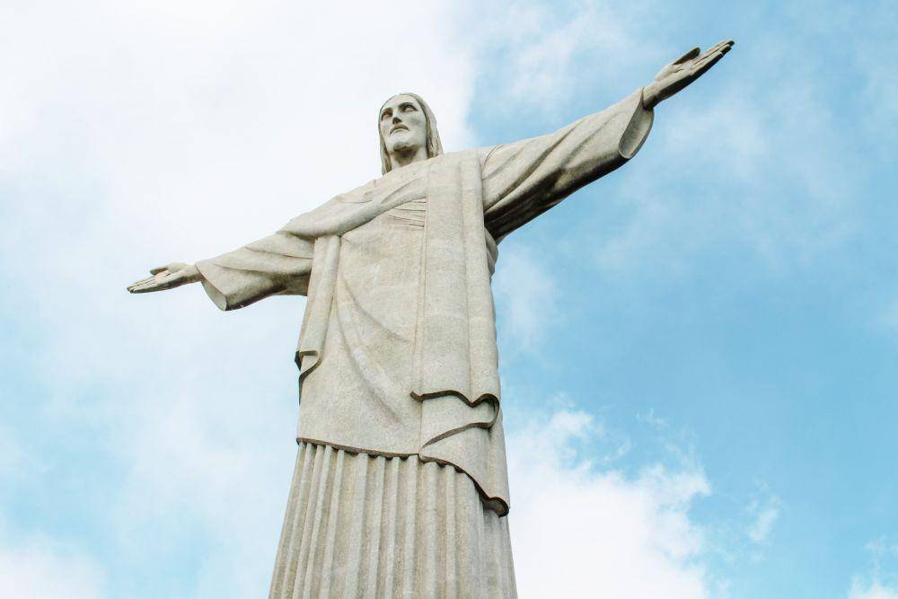 Patung Christ the Redeemer terletak di puncak setinggi 704 meter. (unsplash.com/ckturistando)
