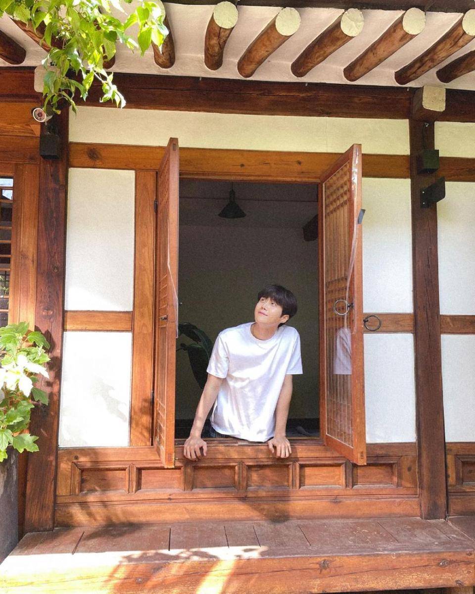Kim Seon Ho (instagram.com/kimseonho_staff.diary)