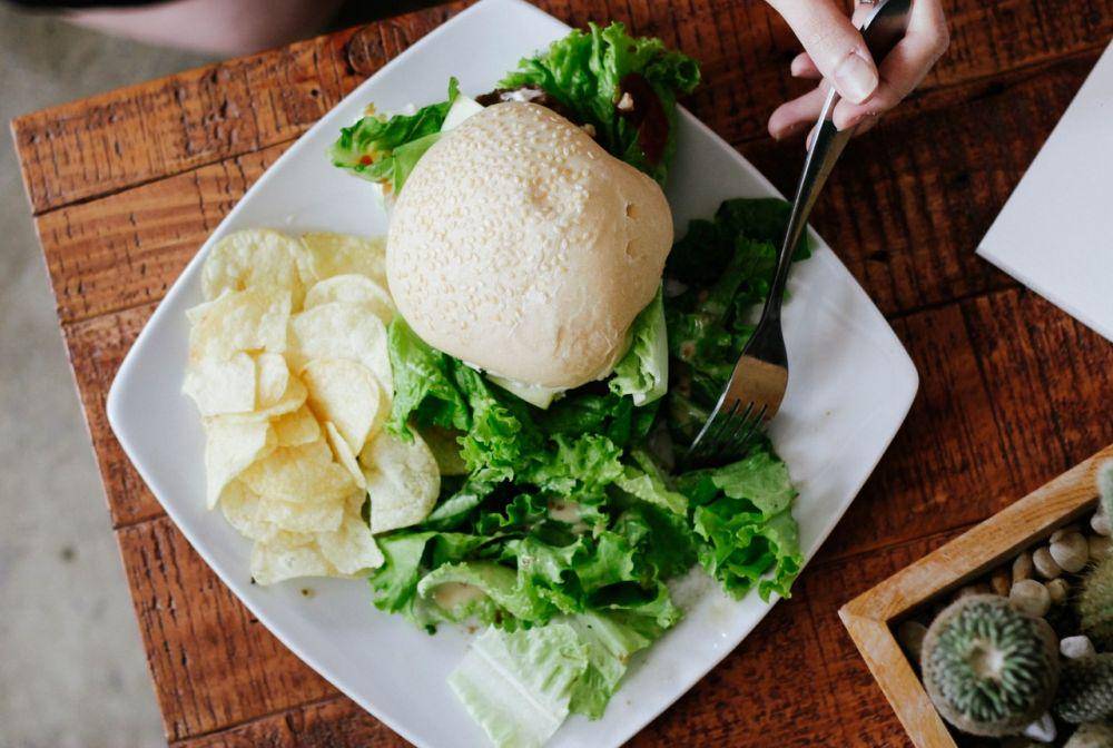 ilustrasi chips and salad (unsplash.com/emy)