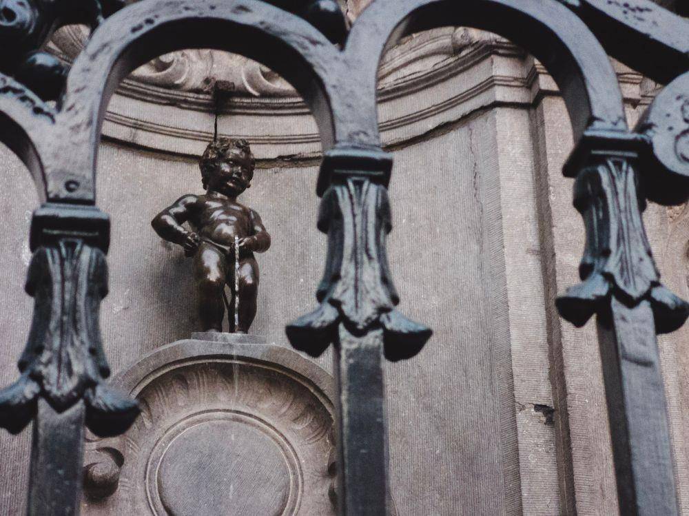 Jika patung lainnya terbuat dari marmer, Manneken Pis terbuat dari perunggu. (unsplash.com/Frédéric Paulussen)