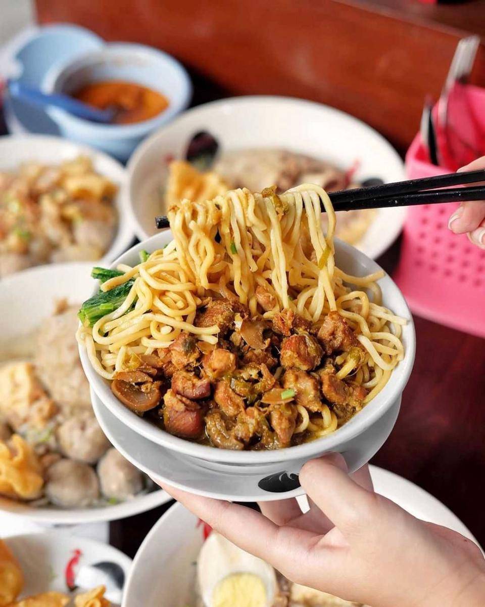 mie ayam (instagram.com/mksfoodbang)