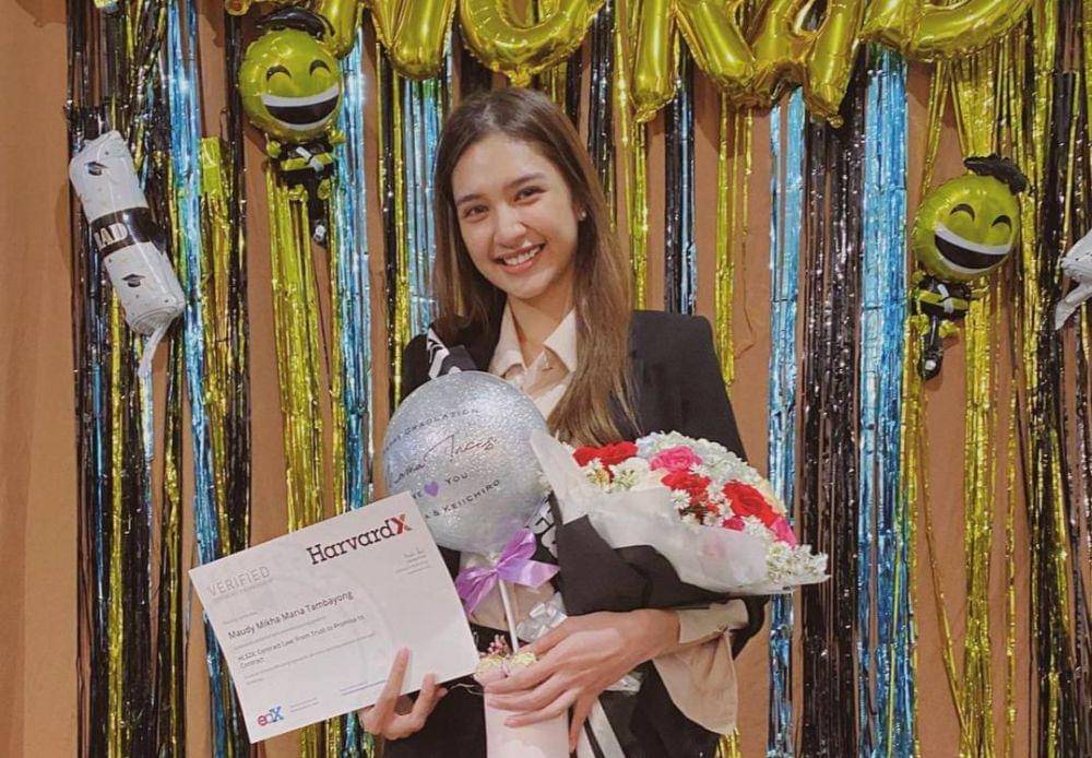 graduation Mikha Tambayong (instagram.com/miktambayong)