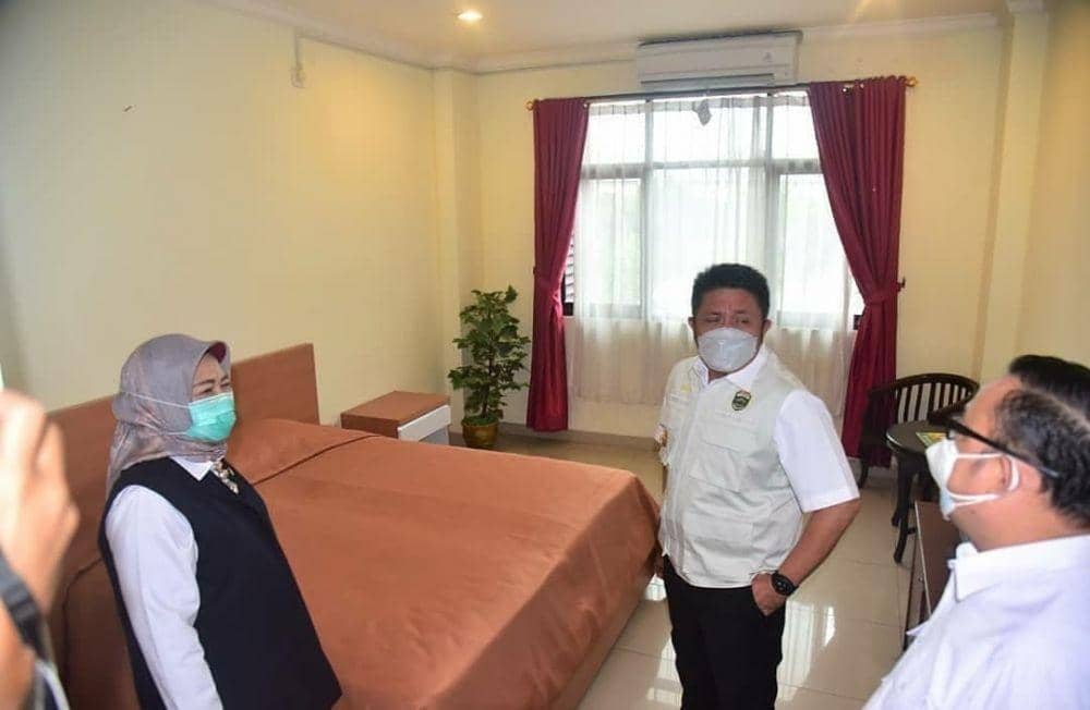 Gubernur Sumsel, Herman Deru mengecek kesiapan Asrama Haji sebagai tempat isolasi pasien COVID-19 (IDN Times/Humas Pemprov Sumsel)